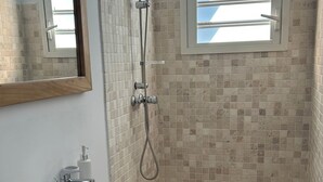 تجهيزات دش، مجففات شعر، مناشف، ورق حمّام