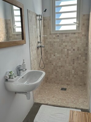 Douche, sĂšche-cheveux, serviettes fournies, papier toilette