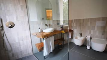 Classic Double or Twin Room | Bathroom | Free toiletries, hair dryer, bidet, heated floors
