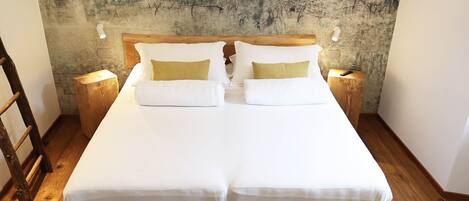 Hypo-allergenic bedding, down duvets, individually decorated, free WiFi