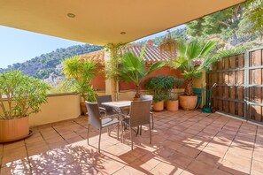 Outdoor dining - Holiday Home 'Beautiful House with Stunning Sea View' with Sea View, Wi-Fi and Air Conditioning (La Herradura)