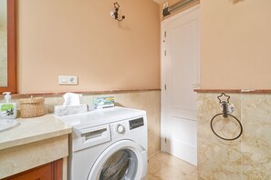 Shower, hair dryer, towels - Holiday Home 'Beautiful House with Stunning Sea View' with Sea View, Wi-Fi and Air Conditioning (La Herradura)