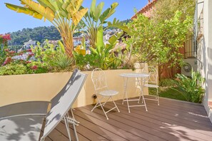 Outdoor dining - Holiday Home 'Beautiful House with Stunning Sea View' with Sea View, Wi-Fi and Air Conditioning (La Herradura)