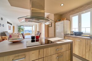 Fridge, microwave, oven, stovetop - Holiday Home 'Beautiful House with Stunning Sea View' with Sea View, Wi-Fi and Air Conditioning (La Herradura)