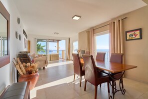 Dining - Holiday Home 'Beautiful House with Stunning Sea View' with Sea View, Wi-Fi and Air Conditioning (La Herradura)