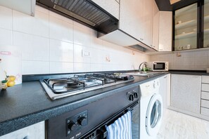 Fridge, oven, stovetop, coffee/tea maker