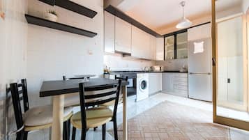 Frigorífico, horno, placa de cocina y cafetera o tetera