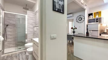 Appartement | Salle de bain | Douche, séchoir à cheveux, bidet, serviettes fournies