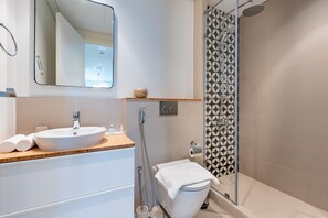 Regadera, secadora de cabello, bidet, toallas 
