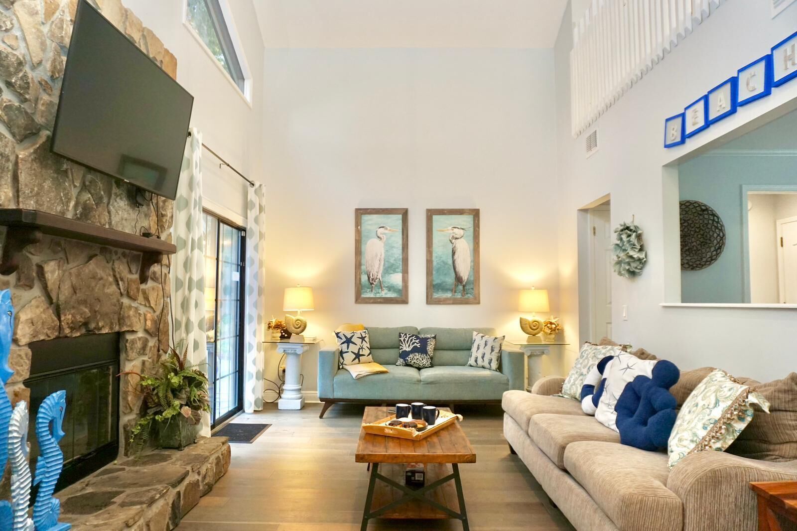 スマートテレビ、暖炉、書庫