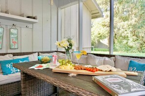 تناول الطعام بالخارج