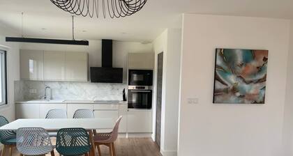 Logement entier au pied du Pilat. Neuf. 6 à 8 voyageurs. complÚtement équipé.