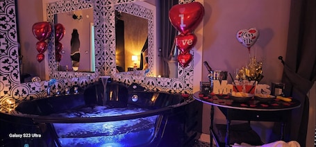 Interior. Love nest with Jacuzzi and Terrace on the Port of Anzio