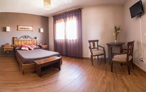 5 chambres, fer et planche à repasser, Wi-Fi, draps fournis