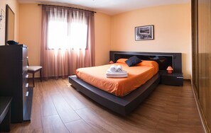 5 Schlafzimmer, Bügeleisen/Bügelbrett, WLAN, Bettwäsche