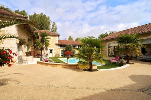 Périgord Tonique, 'Le Pré Fleuri' Guest Rooms with Pool in the Heart of Ribéracois