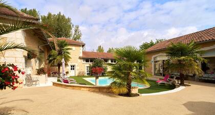 Périgord Tonique, 'Le Pré Fleuri' Guest Rooms with Pool in the Heart of Ribéracois