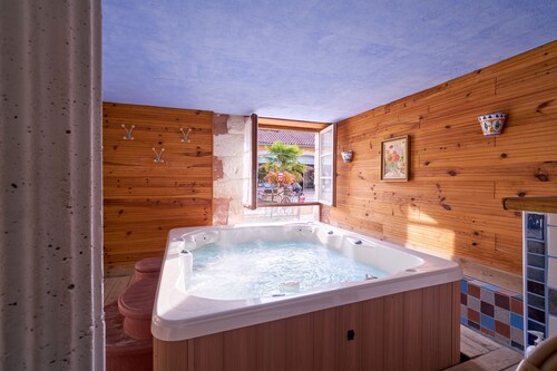 Guest Rooms 'Le Pré Fleuri 3' with Shared Pool, Shared Terrace and Wi-Fi