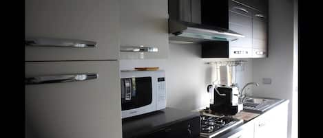Réfrigérateur, micro-ondes, four, plaque de cuisson