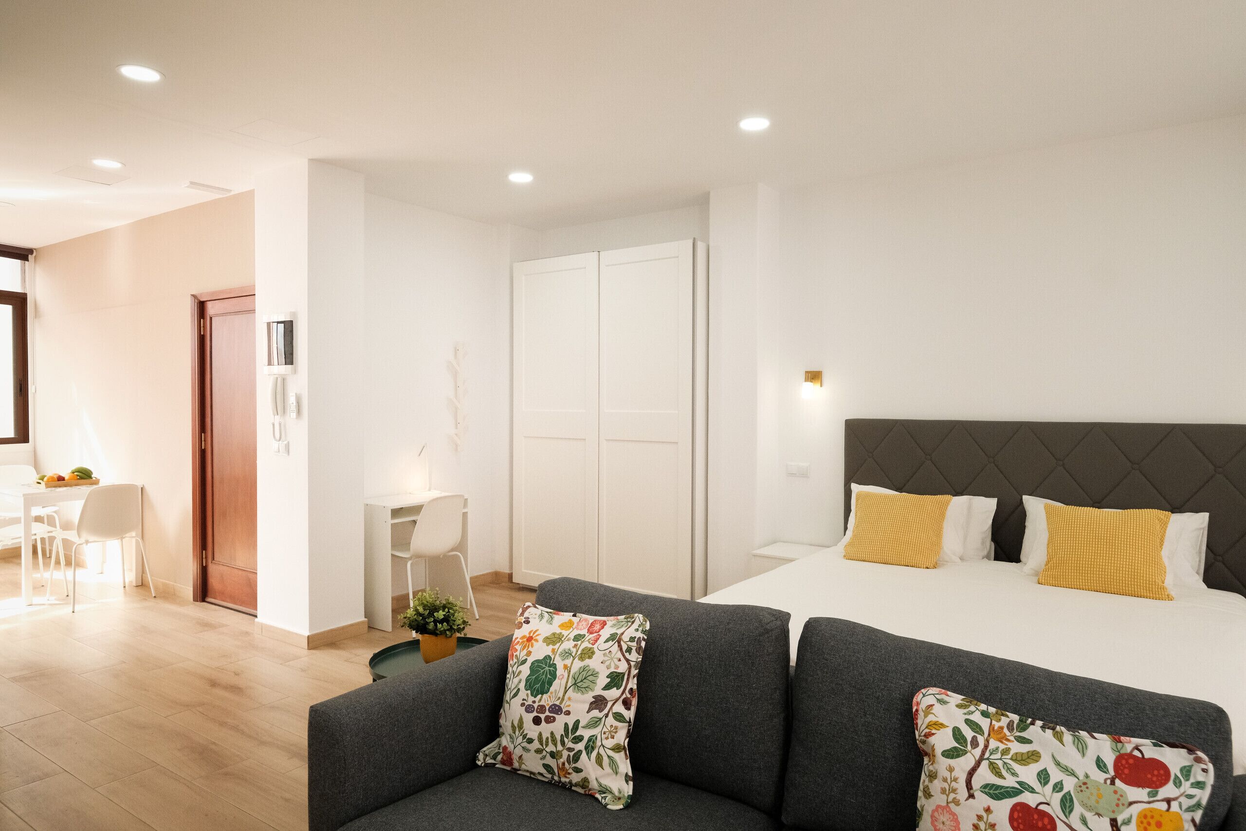 1 slaapkamer, een strijkplank/strijkijzer, gratis wifi, beddengoed