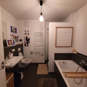 Sèche-cheveux, serviettes fournies, savon, papier toilette