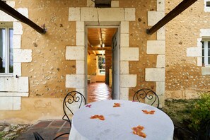 تناول الطعام بالخارج