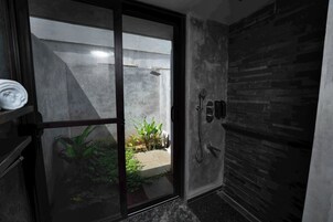 Ducha, cabezal de ducha tipo lluvia, toallas, jabón