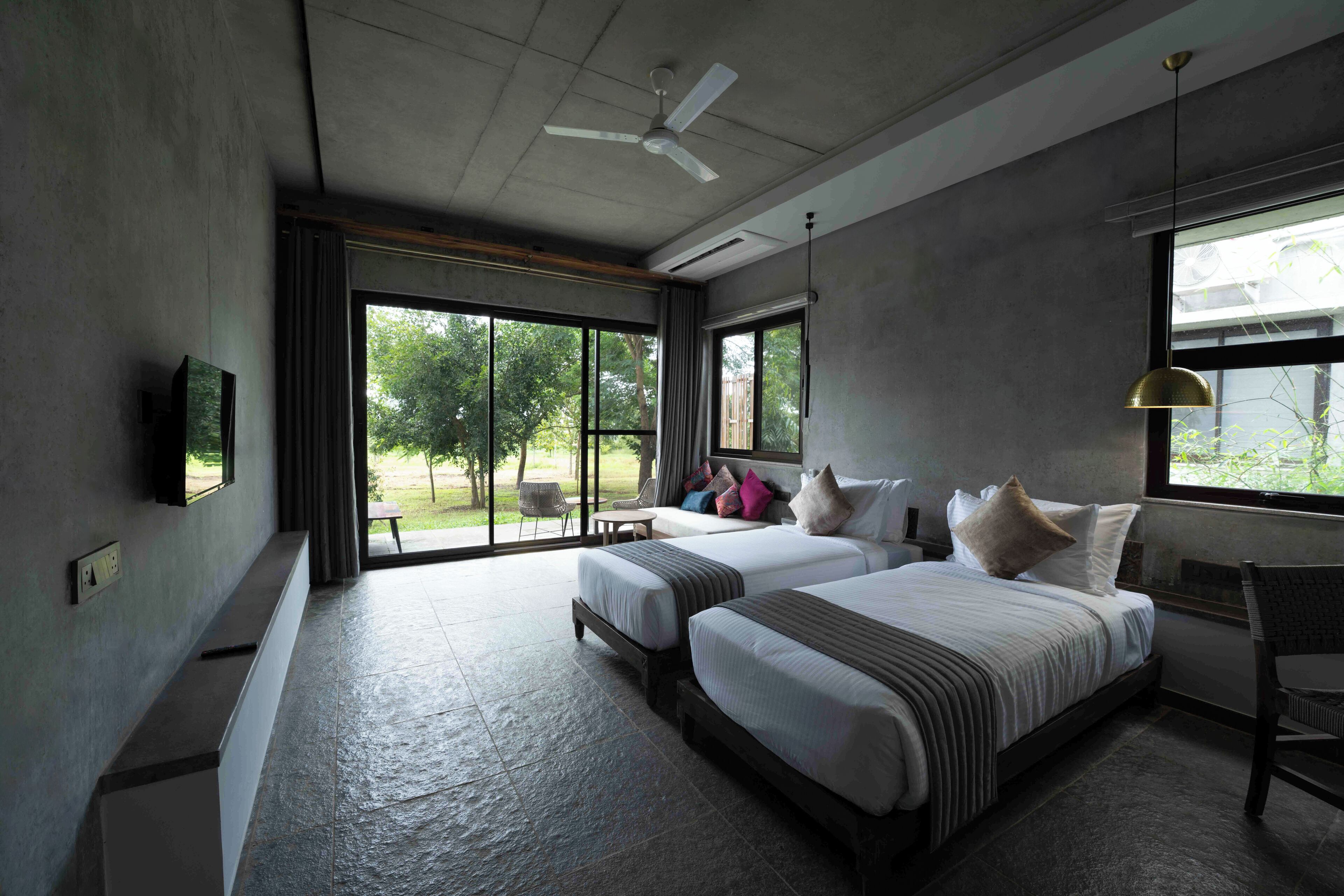 Escritorio, espacio para trabajar con laptop y wifi gratis 