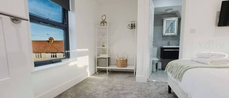 3 bedrooms, iron/ironing board, free WiFi