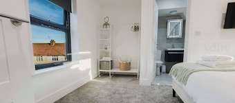 Modern 3-bed townhouse with en-suites, stylish interiors, private garden & parking—just a 2-min walk to Westbrook Beach. Sleeps 8 with full kitchen, fast Wi-Fi & flexible living space. Perfect for families, groups & business travellers.