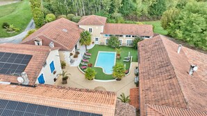 A residential property with a swimming pool, solar panels, and a well-maintained garden. - Charming Gîte 'Le Pigeonnier' – Your Retreat in Périgord (Saint-Sulpice-de-Roumagnac)