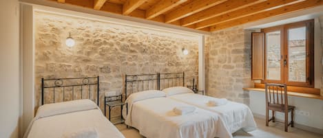 6 quartos, ferros/tábuas de passar roupa, Wi-Fi, roupa de cama