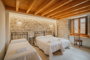 6 slaapkamers, een strijkplank/strijkijzer, wifi, beddengoed