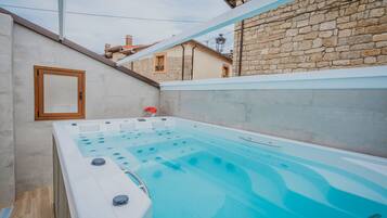 Bañera de hidromasaje exterior