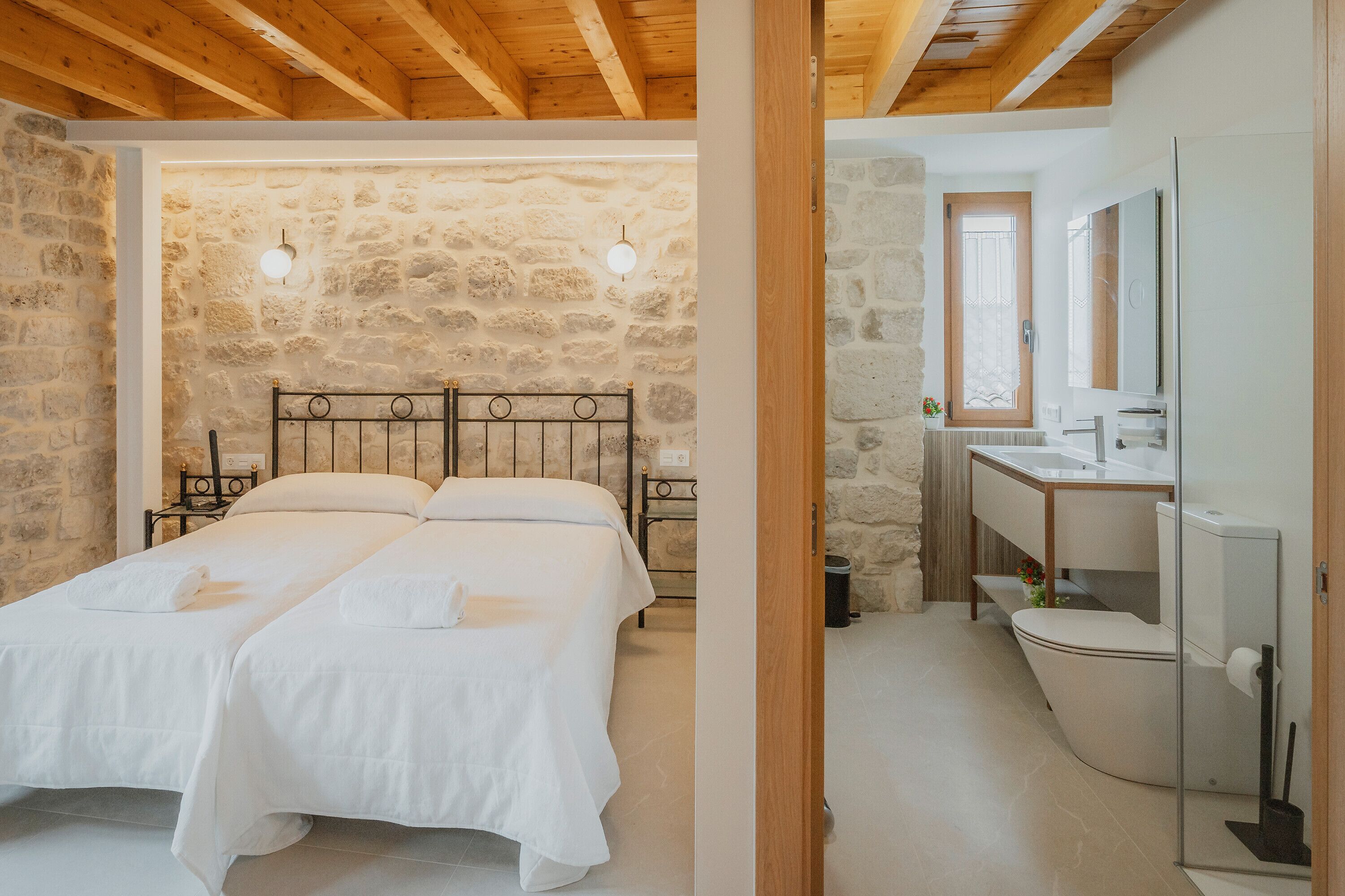 6 habitaciones, tabla de planchar con plancha, wifi y ropa de cama 