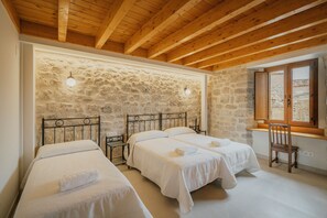 6 bedrooms, iron/ironing board, WiFi, bed sheets