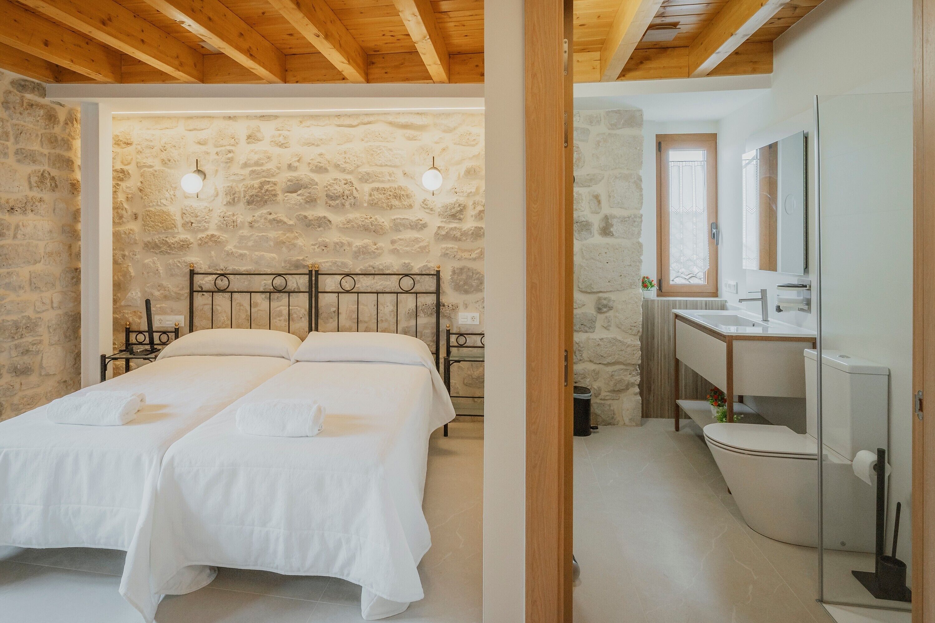 6 habitaciones, tabla de planchar con plancha, wifi y ropa de cama 