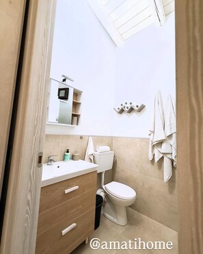 Shower, hair dryer, bidet, towels - Here, every detail is designed to make you feel at home. Amati Home (Floridia)