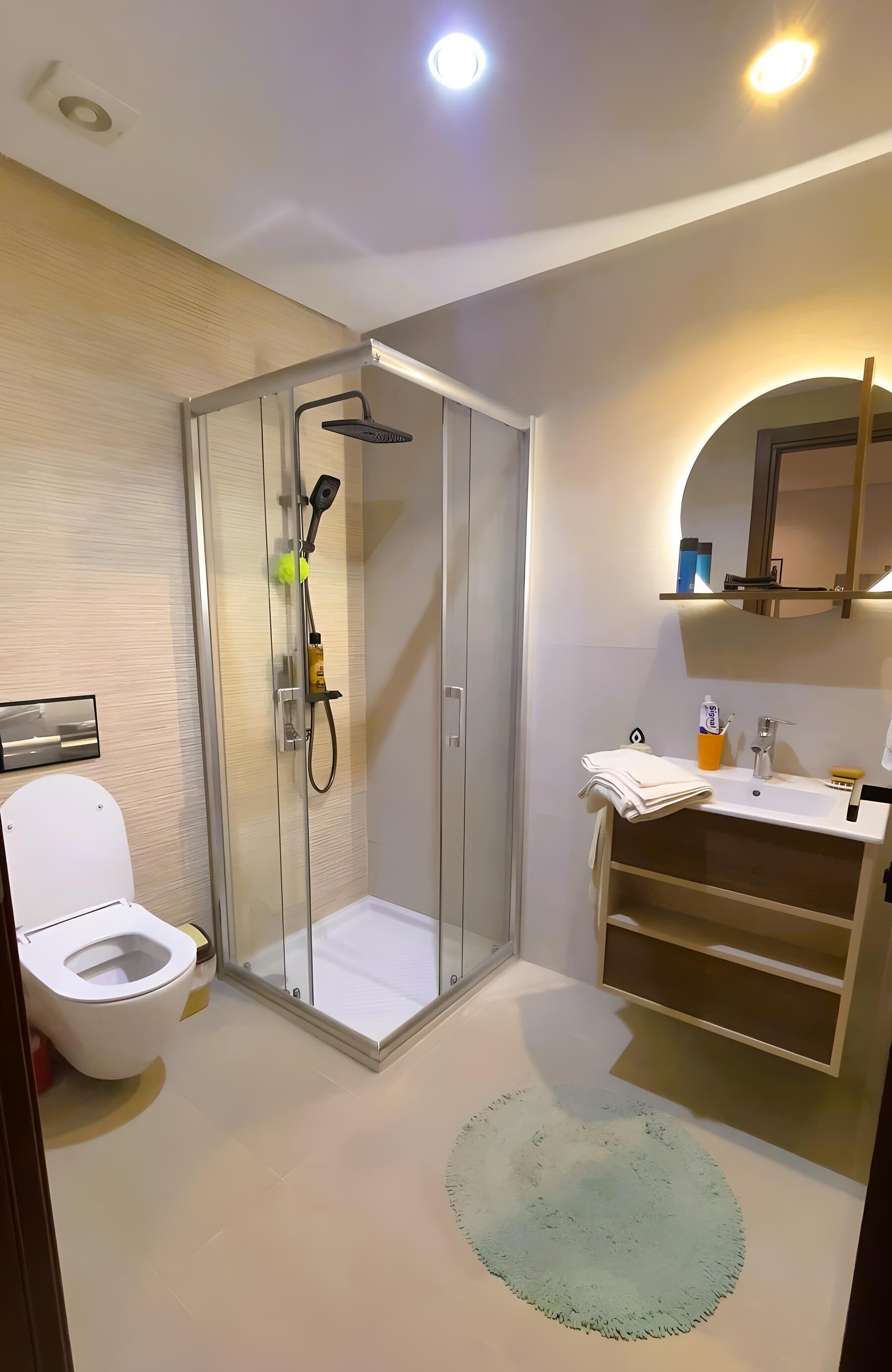 Douche, serviettes fournies, savon, papier de toilette