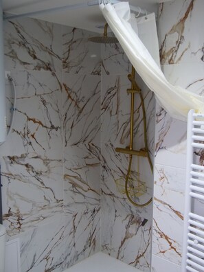 Serviettes fournies, papier toilette