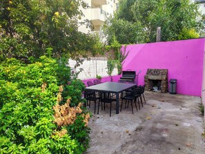 Outdoor dining - House +studio town center 300m from train station 500m from st patern 1.5km port (Vannes)