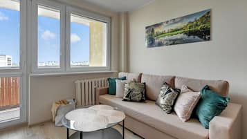 Apartment, Balkon | Wohnzimmer | Flachbildfernseher