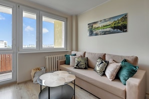 Apartamento, sacada | Sala de estar | TV de tela plana