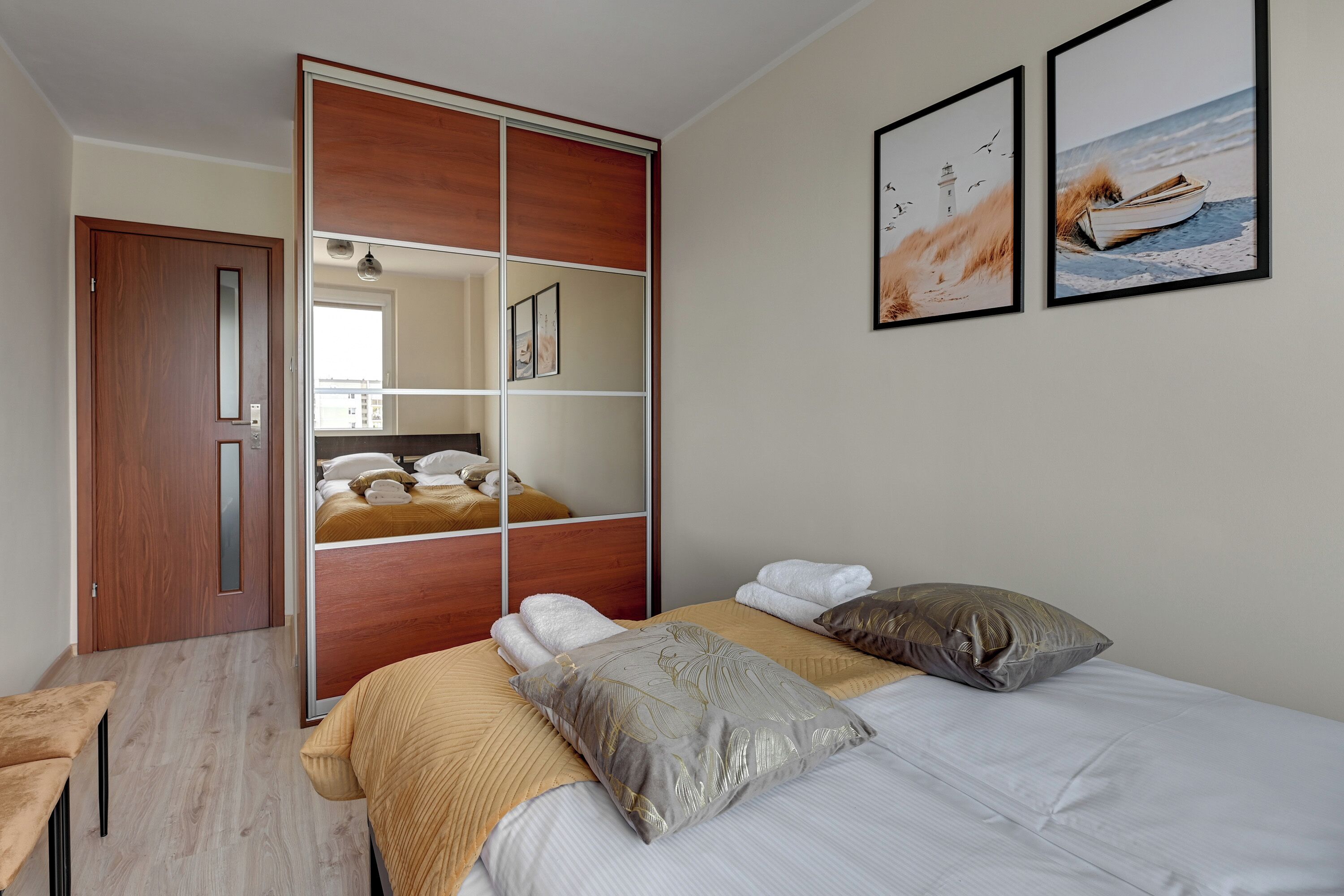 Căn hộ, ban công | Bàn ủi/dụng cụ ủi quần áo, bộ trải giường 