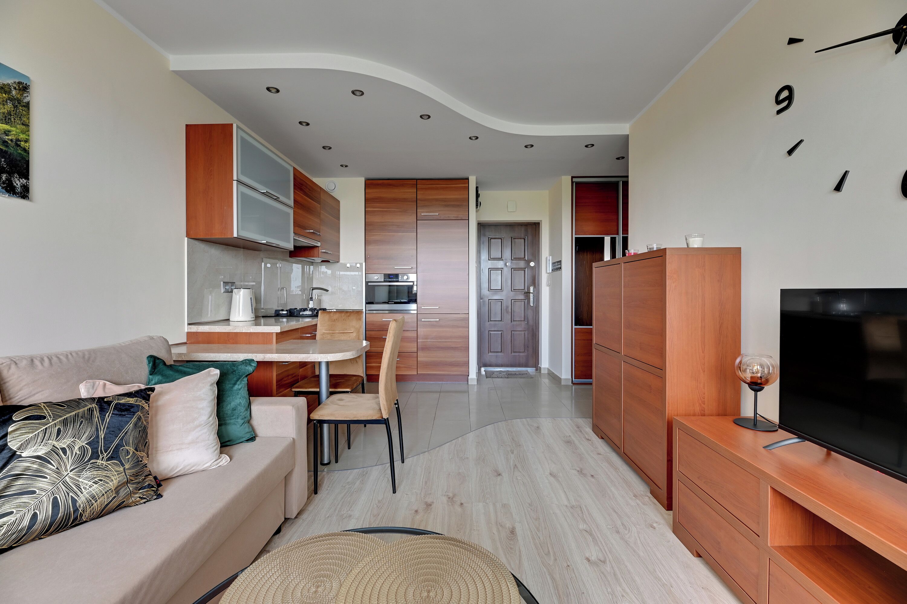 Apartamento, balcón | Sala de estar | Una televisión de pantalla plana