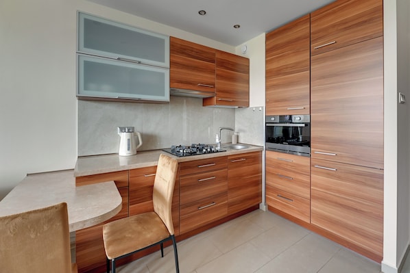 Apartamento, sacada | Cozinha americana privada | Cafeteira/chaleira, chaleira elétrica