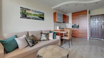 Apartment, Balkon | Wohnzimmer | Flachbildfernseher