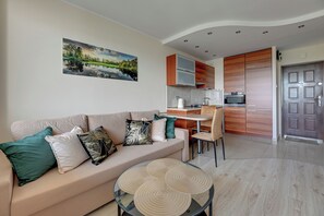 Apartment, Balkon | Wohnzimmer | Flachbildfernseher