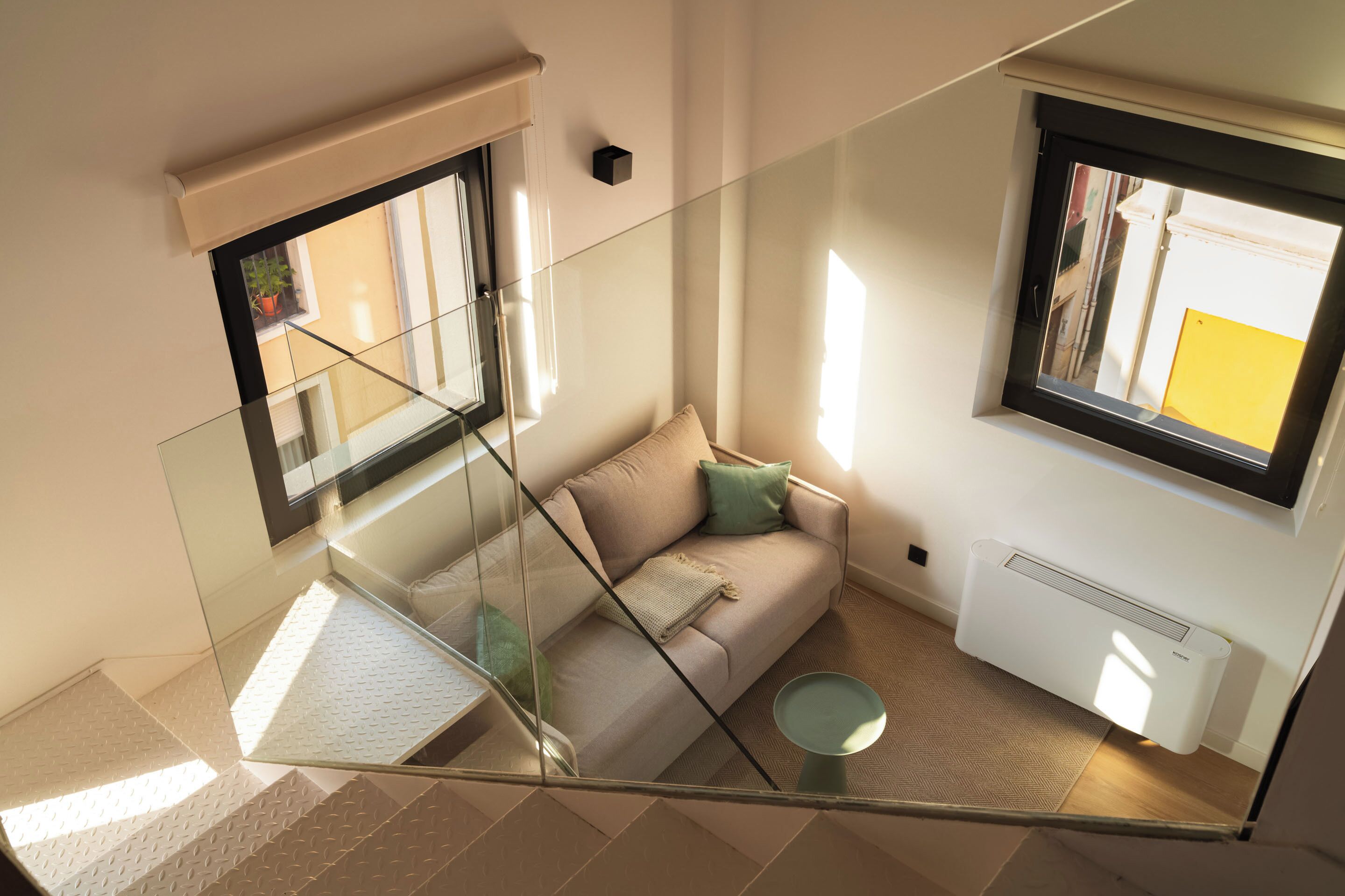 One-Bedroom Apartment with Sofa Bed | Woonruimte | Een 43-inch flatscreentelevisie met kabelzenders