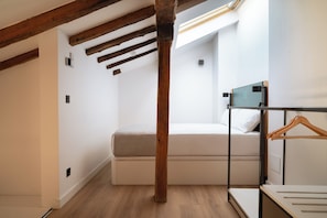 One-Bedroom Apartment with Sofa Bed | Individualmente decorados, individualmente mobiliados, escrivaninha